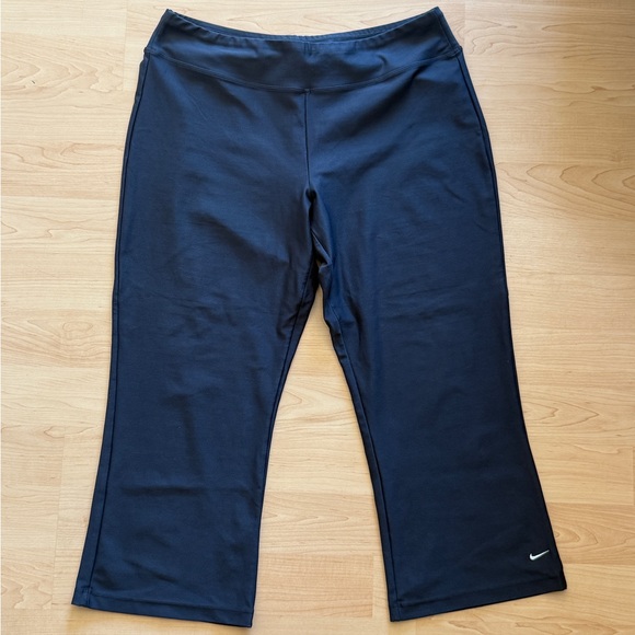 Nike FIT DRY Women’s Black Activewear Workout Capri Yoga Pants, Size L (12-14) - Picture 1 of 4